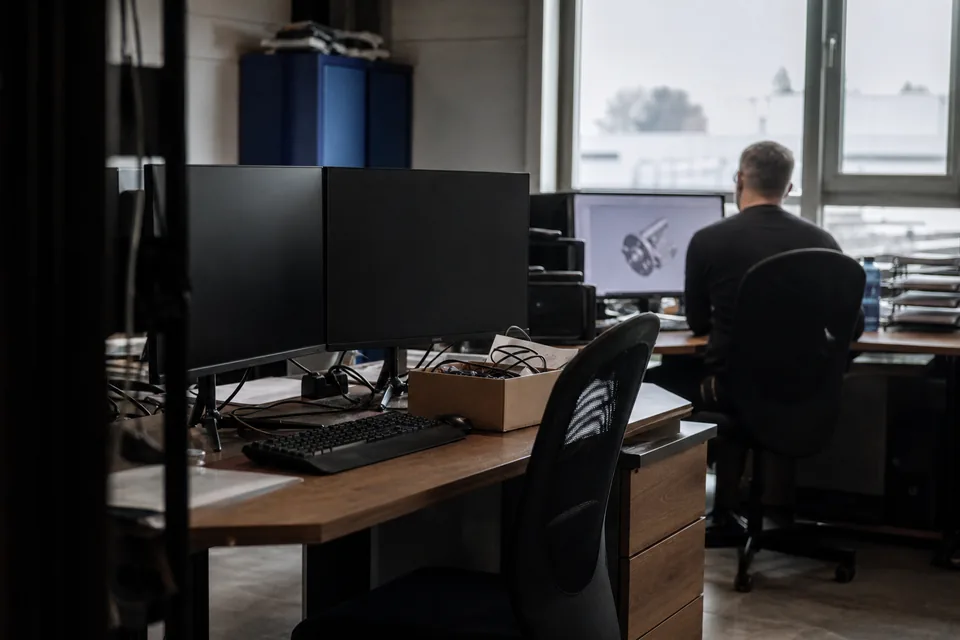 Nieużywane stanowiska CAD w biurze konstrukcyjnym po zmianie zespołu
